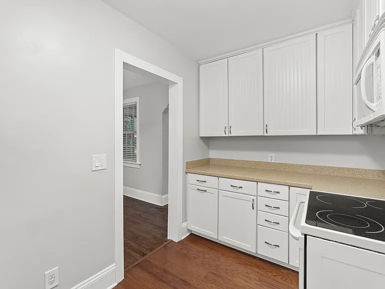1211 Larchmont Cres — Photo 13