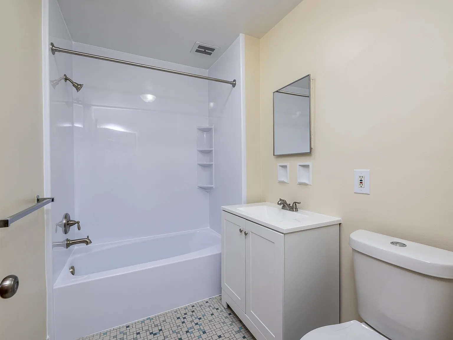 Pine Manor Apartments — Photo 2