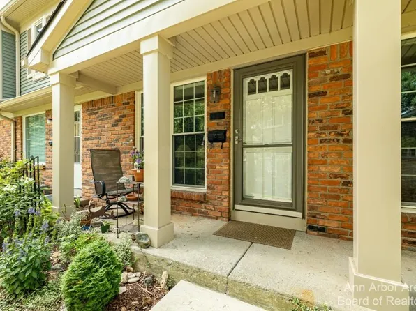 2950 W Whittier Ct, Ann Arbor, MI 48104