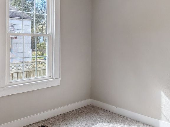5th image of 2704 E Surrey Dr