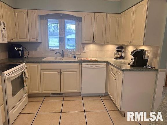 2nd image of 403 Pendik Rd