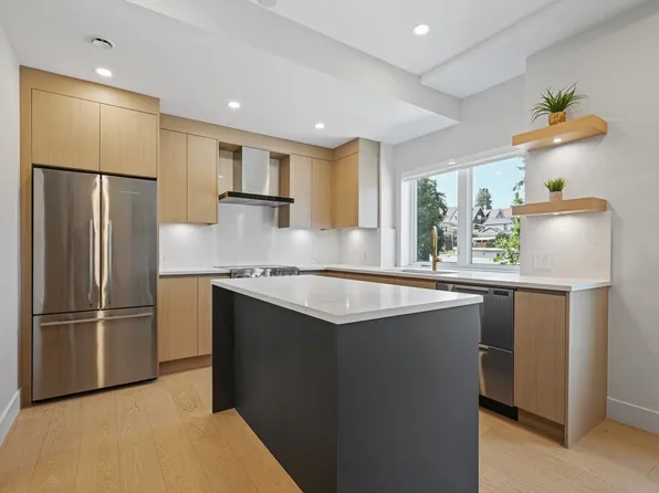 3410 Knight St, Vancouver, BC V5N 3K4