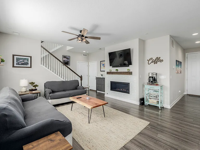 10406 Akron St — Photo 3