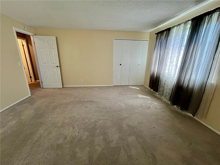 168 Surrey Hill Way — Photo 8