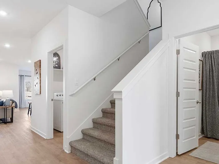 1051 Thornwood Pl — Photo 2