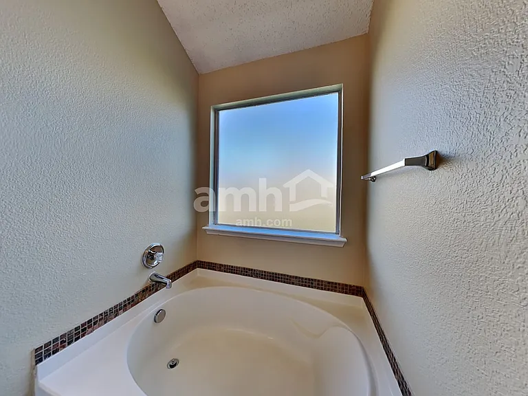 1024 Halifax Ln — Photo 11