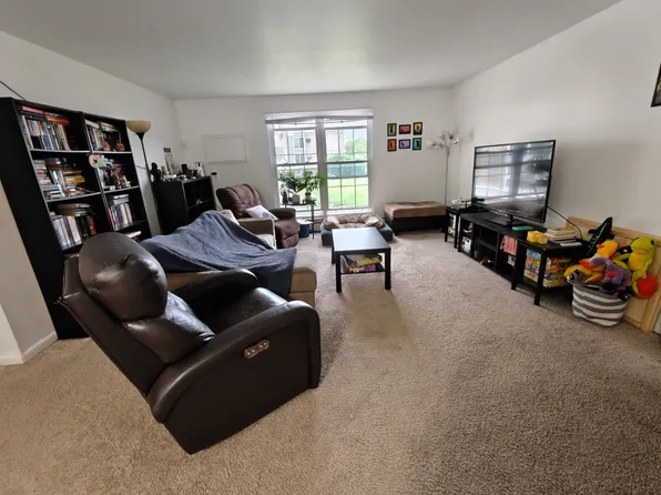 136 Brittany Manor Dr APT B, Amherst, MA 01002