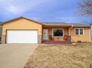 806 Lois Ln, Harrisburg, SD 57032