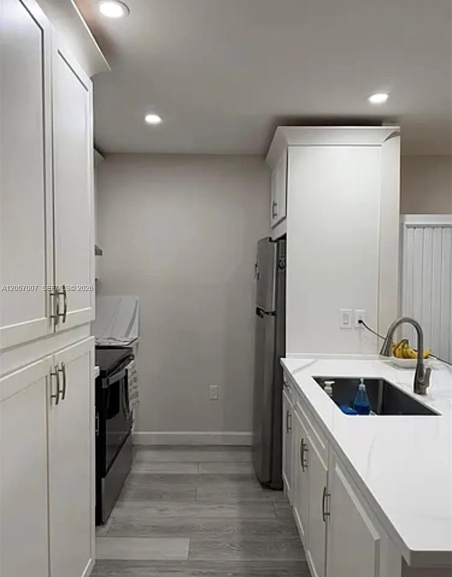 Sunrise Point Condo Bldg — Photo 3