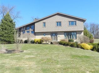 121 Hayeswold Dr, Coraopolis, PA 15108
