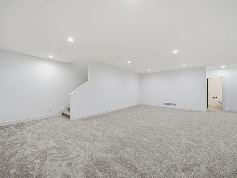 8600 50th Ct — Photo 30