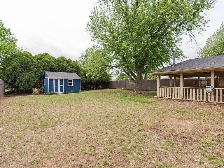 320 Elwood Dr — Photo 34