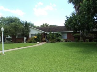 105 Aldersgate St, Yoakum, TX 77995