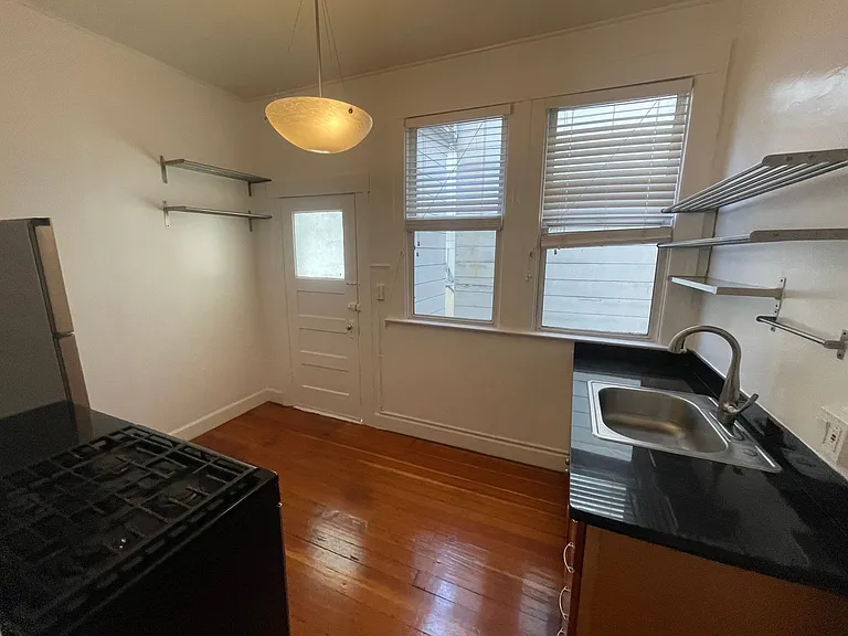 184 (1608-14 Larkin) — Photo 2