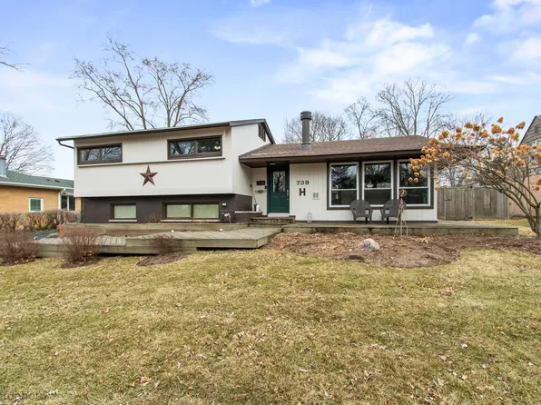 739 Meadow Ln, Barrington, IL 60010