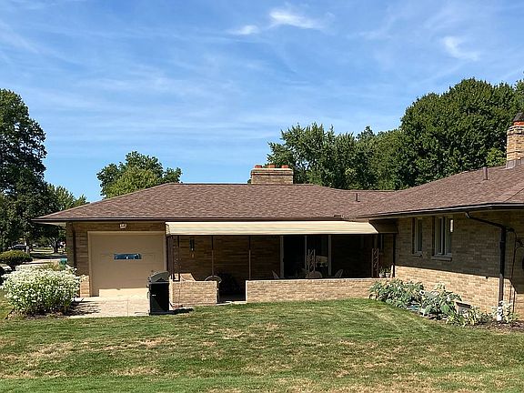 3rd image of 960 Carlyle Dr