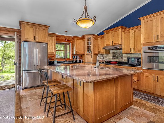 5th image of 213 Huguenot Street