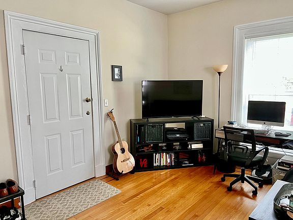 14'-10" x 18'-10" Bright Living Room