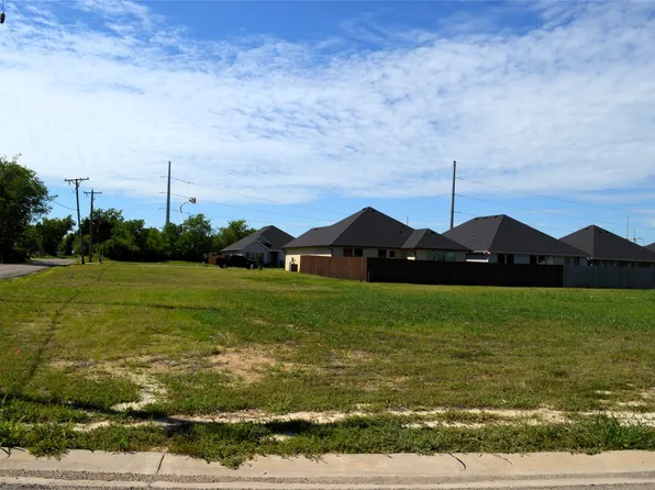 303 Preston Rd, Mabank, TX 75147