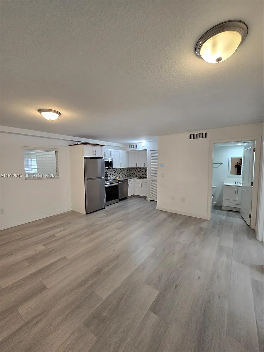 Building Photo - 5185 W Flagler St #302