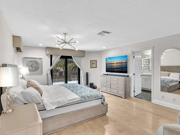749 SW 2nd St — Photo 48