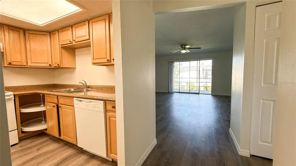 2 bed, 2.0 bath, 977 sqft, $1,550 — Photo 3