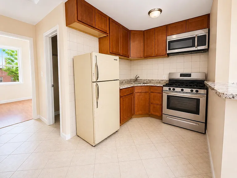 86 E 21st St #4 — Photo 5