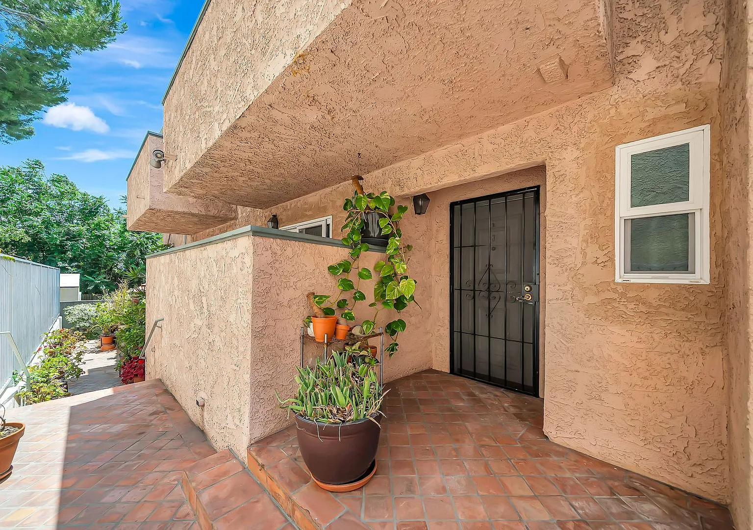 Beautiful 3 Bed | 3 Bath in Prime Studio City — Photo 4