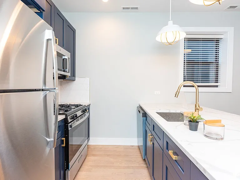 2027 W Montrose Ave #3B — Photo 5