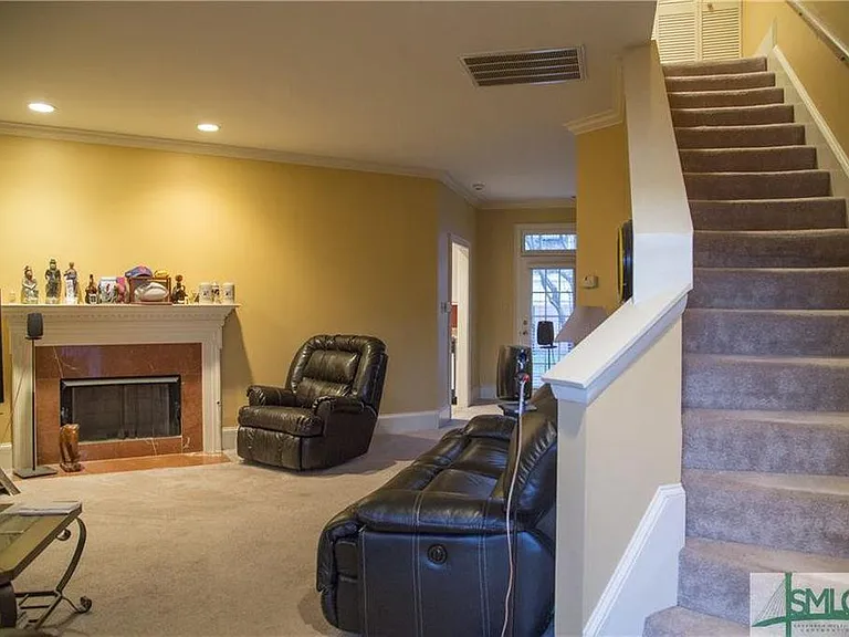 557 E Jones St — Photo 5