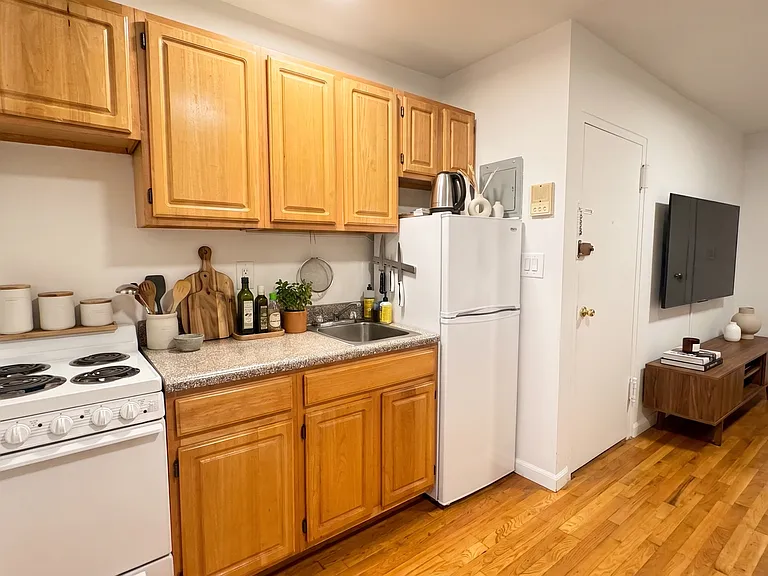 206 E 6th St #11 — Photo 2