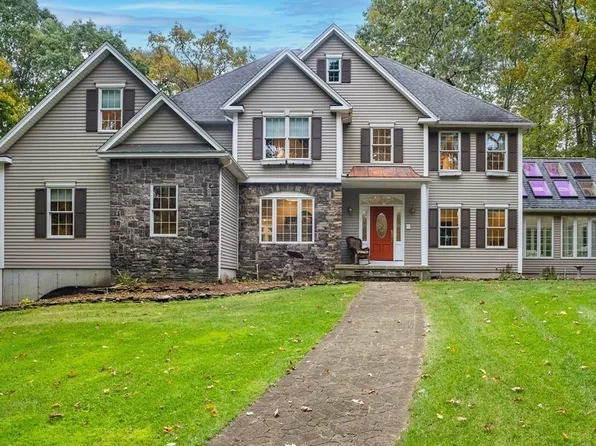 4 Iroquois Ln, Wilbraham, MA 01095