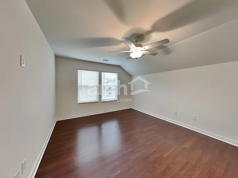 88 Landsdown Xing — Photo 10