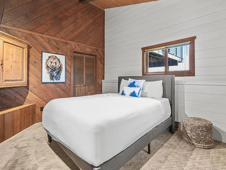 Lower Level Queen Bedroom 3