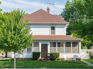 222 5th St W, Chaska, MN 55318