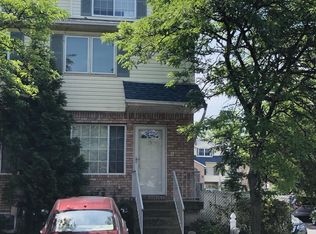 15 Pelican Cir, Staten Island, NY 10306