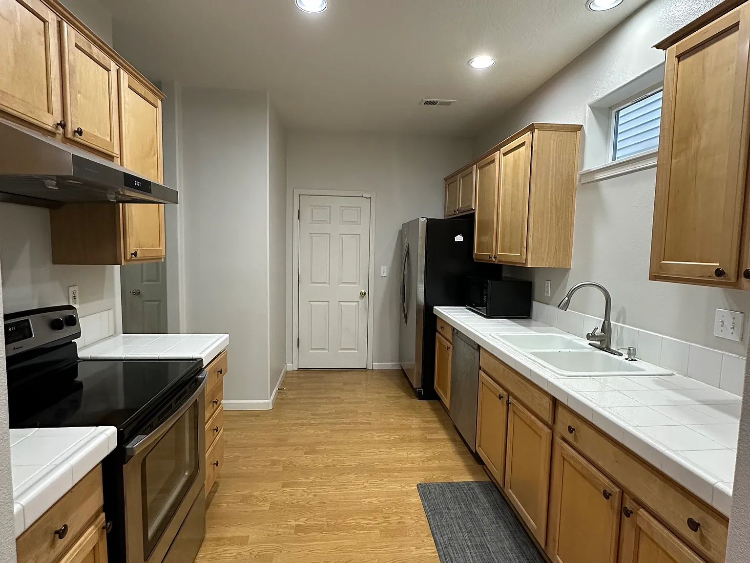 3 bed, 2.5 bath, 1571 sqft, $2,700 — Photo 4