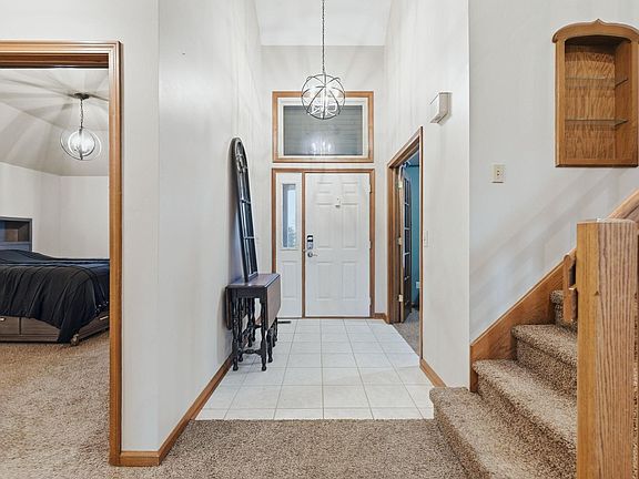 3rd image of 1686 E Brookside Trl
