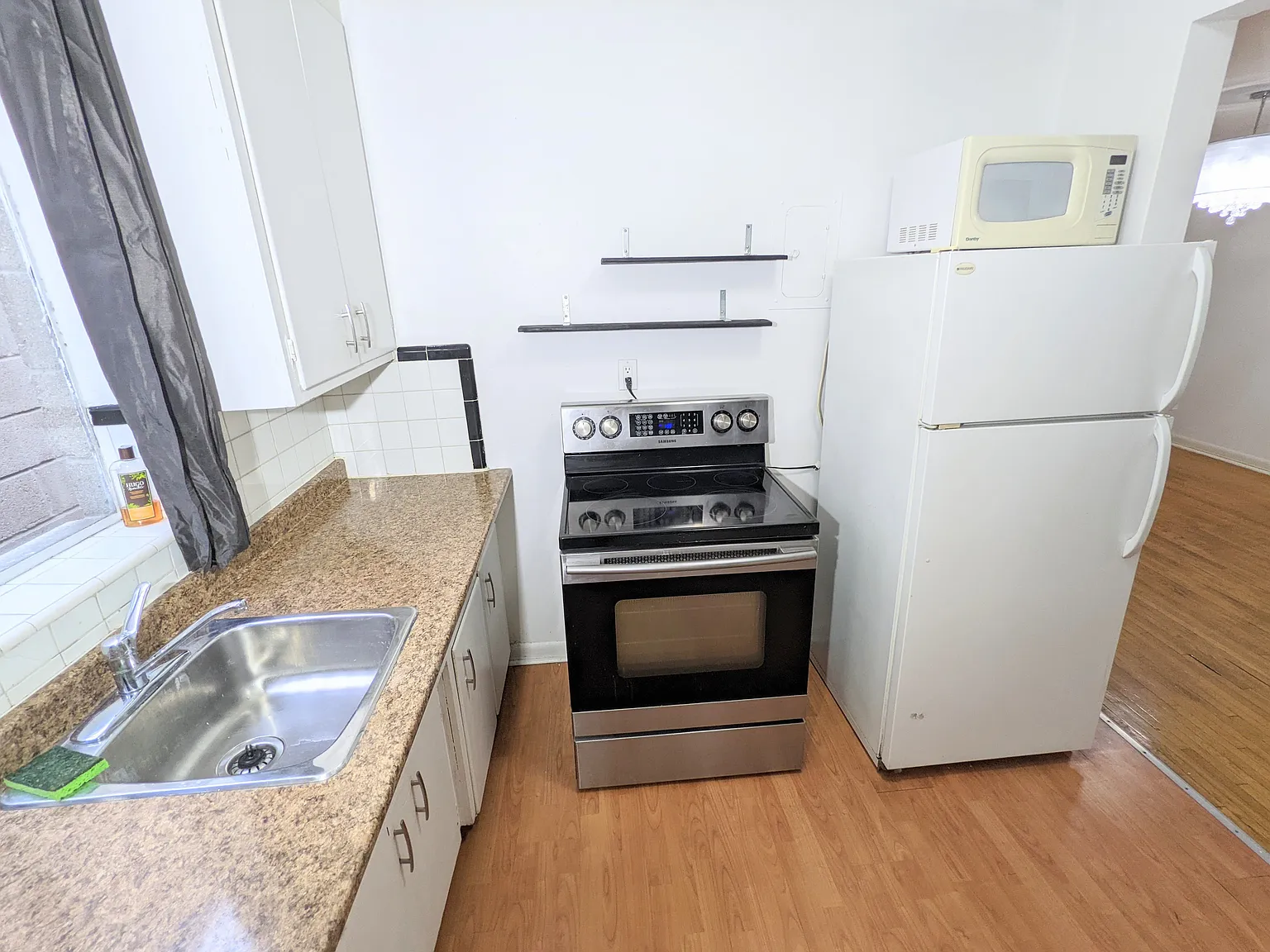 1476 Eglinton Avenue West Toronto — Photo 4