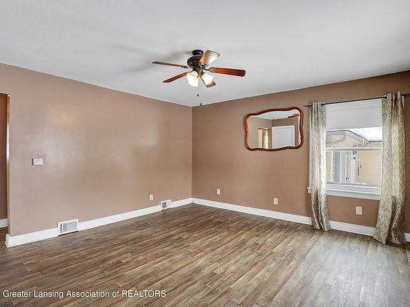 5th image of 708 E Greenlawn Ave