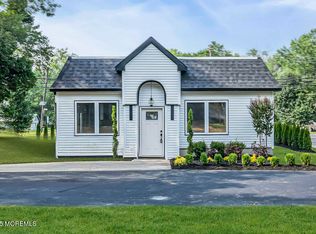 125 Casino Dr, Farmingdale, NJ 07727