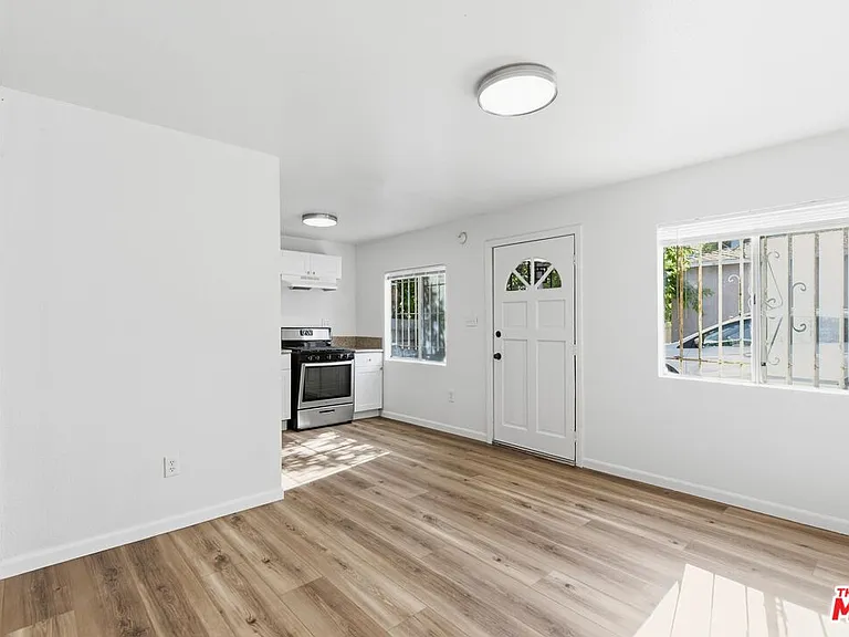 2542 Thurman Ave — Photo 2