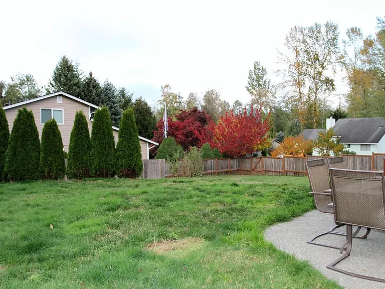 Huge fully fenced back yard