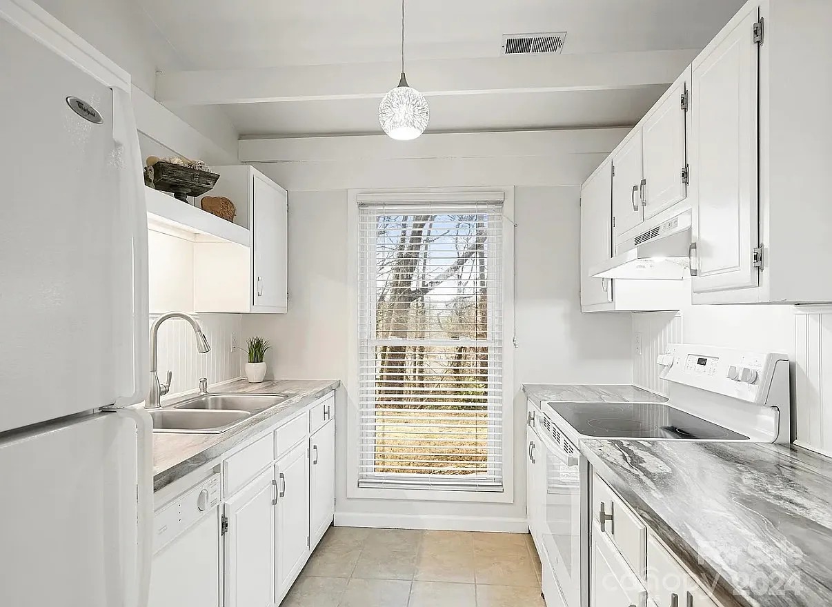 3 bed, 1251 sqft, $2,500 — Photo 3