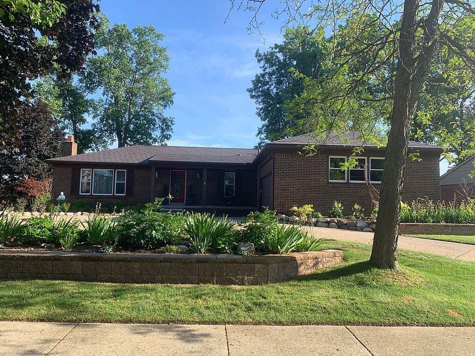 1st image of 355 Lakes Edge Dr