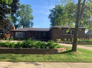 355 Lakes Edge Dr, Oxford, MI