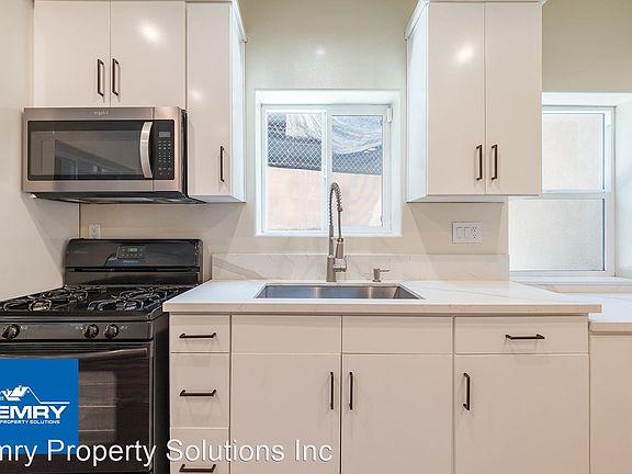 3rd image of 3258 Dundas St #10947213