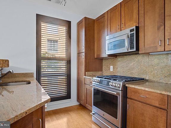 4th image of 2200 N Westmoreland St Unit 323