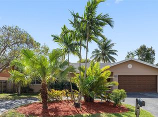 9034 SW 163rd Ter, Palmetto Bay, FL 33157