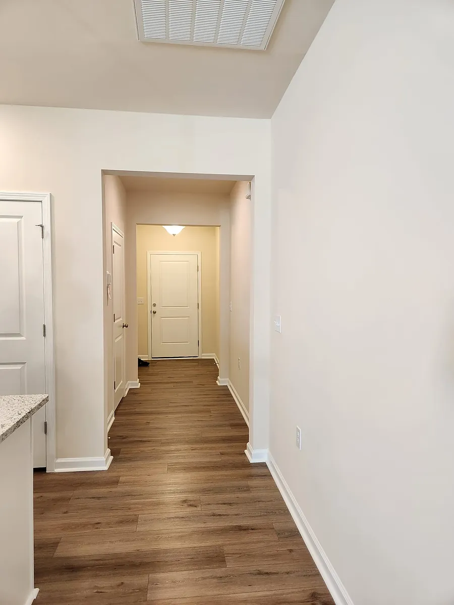 Building Photo - 833 Falls Grove Trl